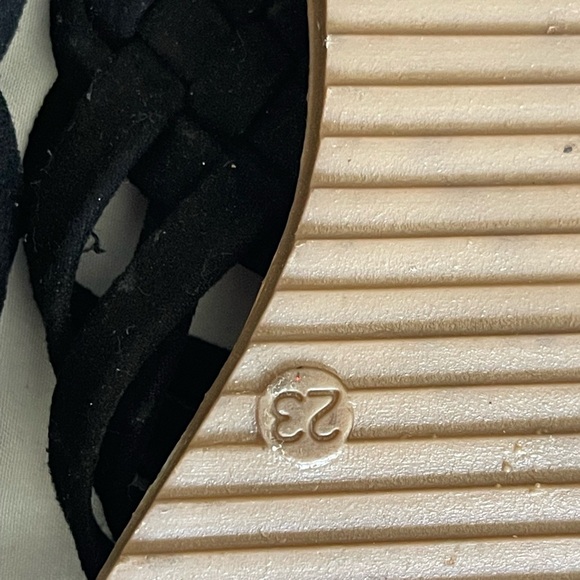 Black and Tan Strappy Sandals with Woven Design - Picture 4 of 4